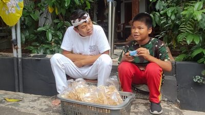 KDM Beri Hadiah Istimewa Bocah Penjual Peyek Ingin Jadi TNI