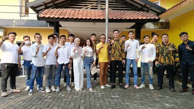 Dukung Anne 2 Periode, Puluhan Pemuda Geruduk DPD Golkar Purwakarta