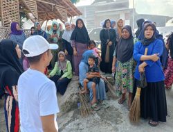 Om Zein Ajak Warga Citeko Plered Bersihkan Sungai yang Kotor Penuh Sampah