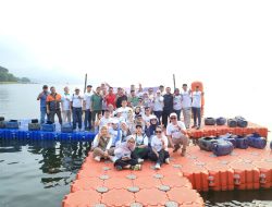 Peringati HUT RI ke-79, Jasa Tirta II Ajak Relawan Bakti BUMN dan Atlet Triathlon Tebar Benih Ikan di Waduk Jatiluhur
