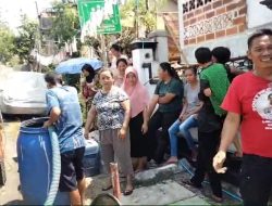 Bacabup Om Zein Kirim 100 Tangki Air Bersih untuk Warga Purwakarta