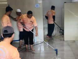 Anne Ratna Gerakkan Relawan Bersih-bersih Masjid Agung Baing Yusuf