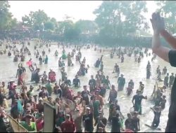 Warga Purwakarta Antusias Ikut Gubyag Situ Cikumpay Bareng Dedi Mulyadi dan Om Zein