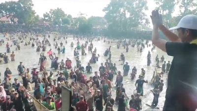 Warga Purwakarta Antusias Ikut Gubyag Situ Cikumpay Bareng Dedi Mulyadi dan Om Zein