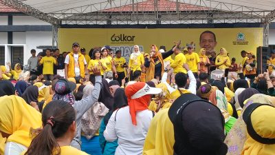Purnawarman Menguning, Ribuan Emak-emak Meriahkan Senam Sehat 60 Tahun Partai Golkar