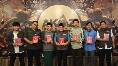 Jejak Pengabdian Ustadz Dr. H. Amit Saepul Malik dalam Buku “Keringatku Pengabdianku”