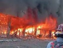 Pasar Jumat “Menyala” Dihari Jumat, Ratusan Kios Hangus Terbakar