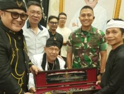 Simbol Kepemimpinan Jaga Nilai-nilai Budaya, Bupati Purwakarta Dianugerahi Pusaka Kujang oleh Abah Alam
