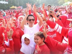 Alun-alun Purwakarta Bergoyang: Ribuan Emak-emak Senam Bersama Bupati Aing
